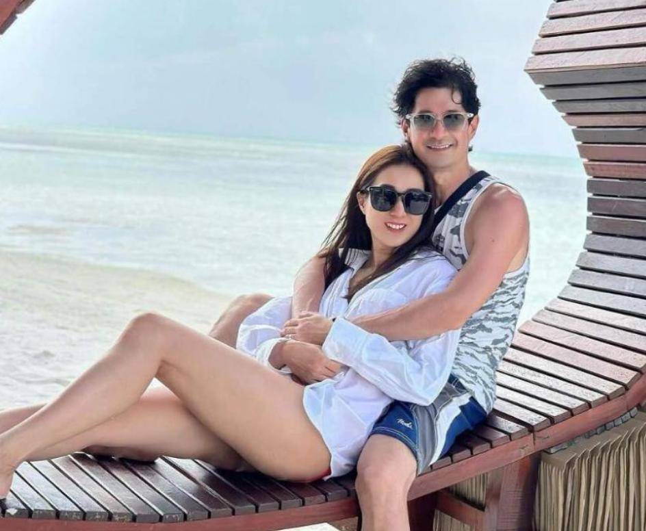 钟嘉欣婚变风波后晒全家福！提前一个月装饰圣诞树，老公没露面