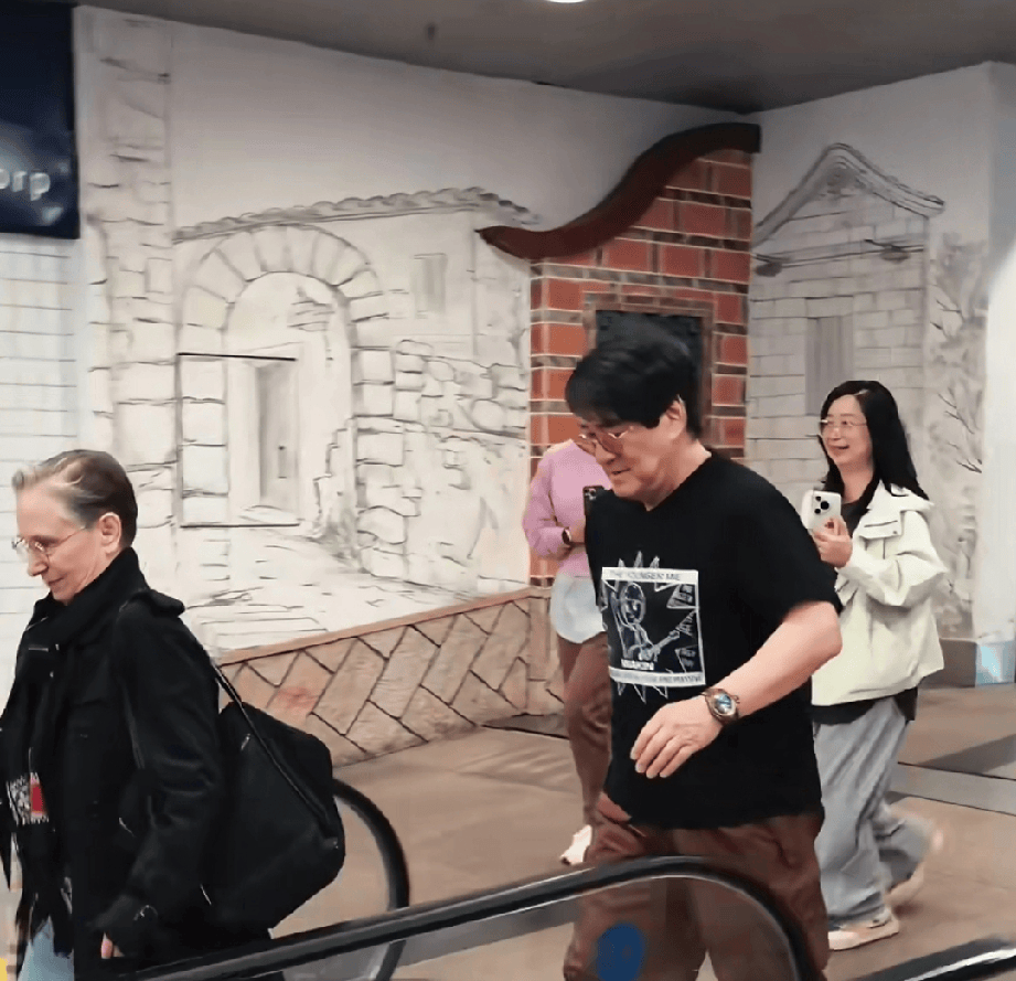 周华健带国外老婆回潮汕！一家3口同框祭祖，65岁妻子满头银发，与当地老乡互动好欢乐！