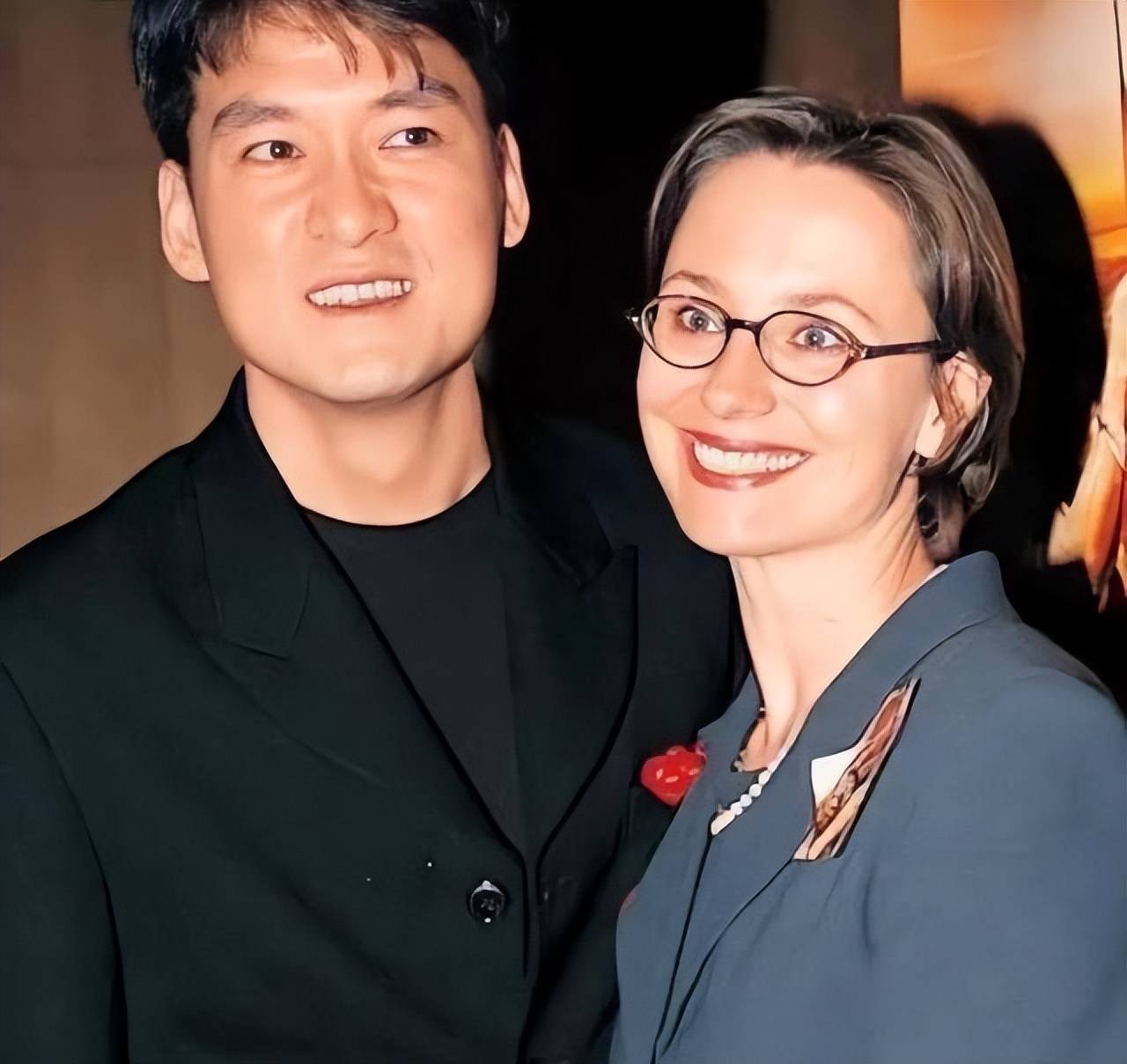 周华健带国外老婆回潮汕！一家3口同框祭祖，65岁妻子满头银发，与当地老乡互动好欢乐！