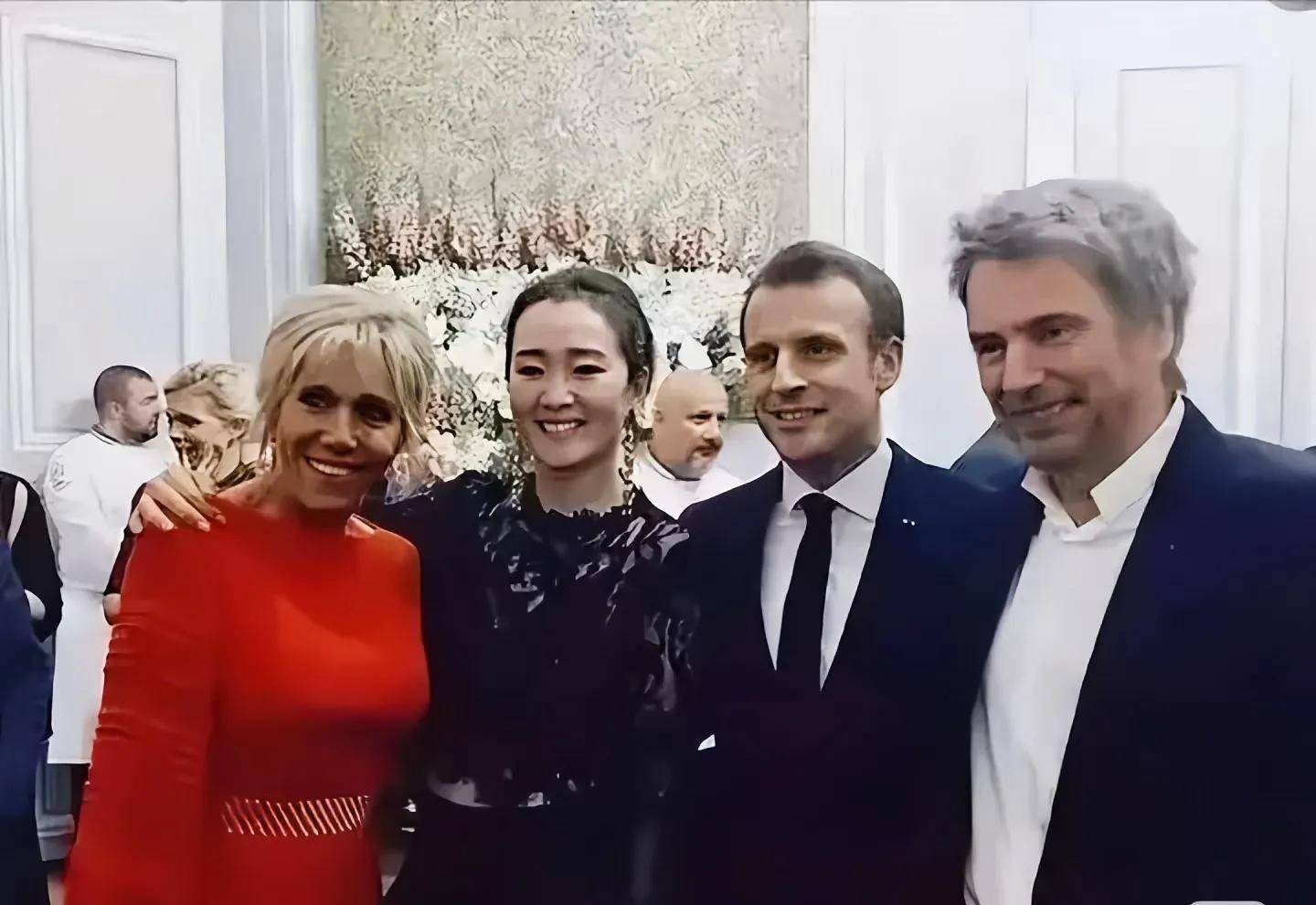 巩俐陪马克龙夫妇吃烤鸭!穿黑衣扎丸子头气场强,没戴华丽首饰很低调,曾多次跟随马克龙访华