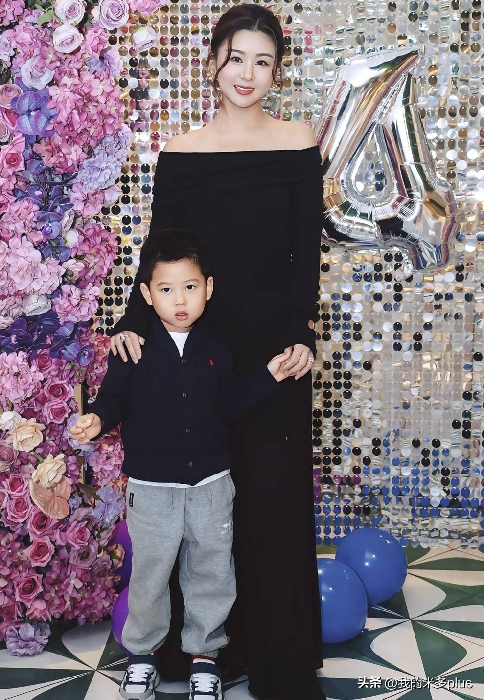 王雷小儿子4岁生日,李小萌露肩装女人味十足,弟弟比哥哥颜值高