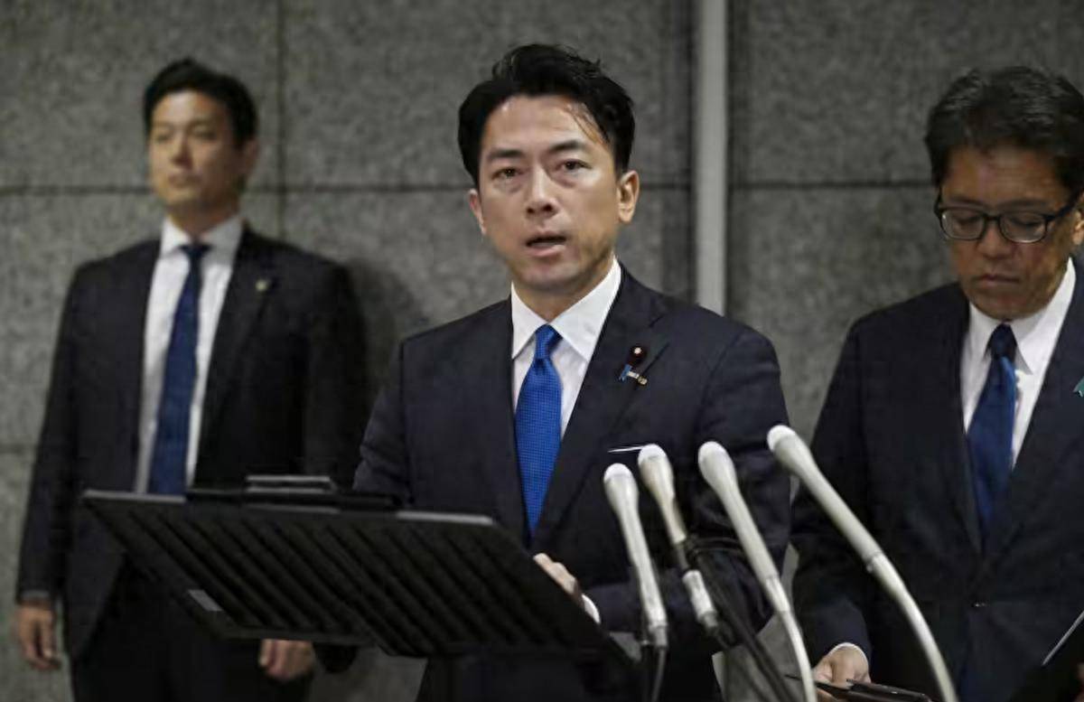 日本战机在辽宁舰附近盘旋，歼15出击雷达锁定，日防长却倒打一耙