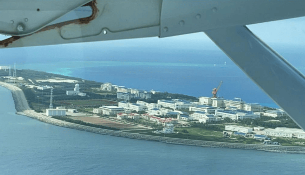 菲律宾军机抵近渚碧礁，解放军向其发射三枚照明弹作为警告，菲军无奈转向离开！