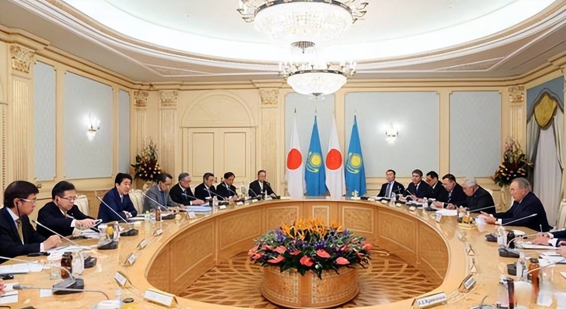 高市紧急表态后,普京做出大决定,派出绍伊古空降越南,一下就戳中了日本的软肋!