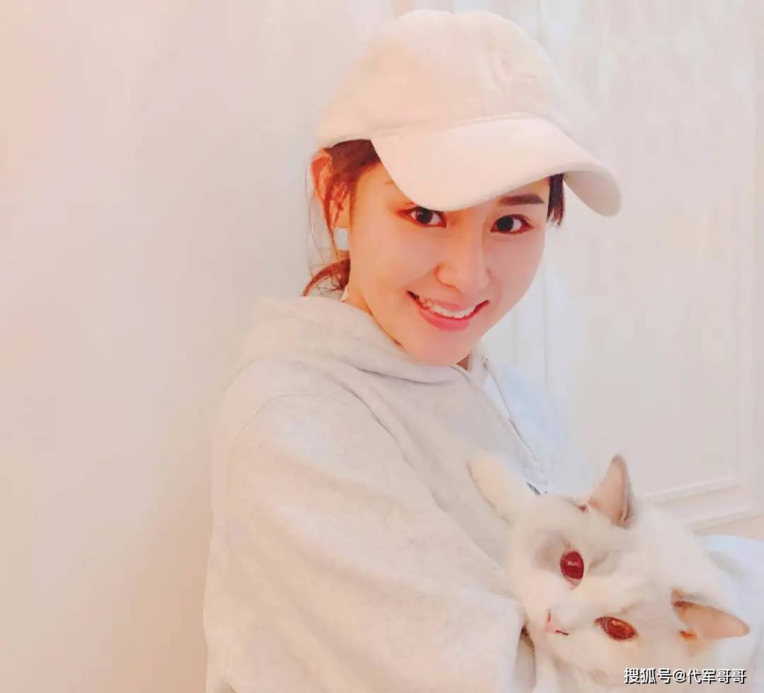 她被称为“翻版张柏芝”,5年前被男友划伤面部,如今改名直播带货还房贷