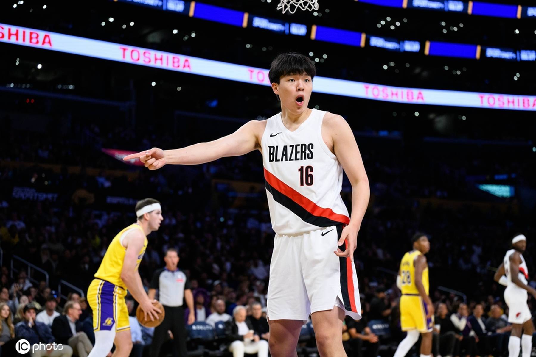 杨瀚森处境正在变好吗？对比同级菜鸟答案很残忍