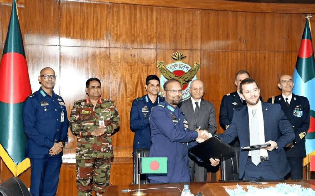 打算抛弃歼-10CE了?空军元帅“冲动消费”,孟加拉闪签欧洲台风