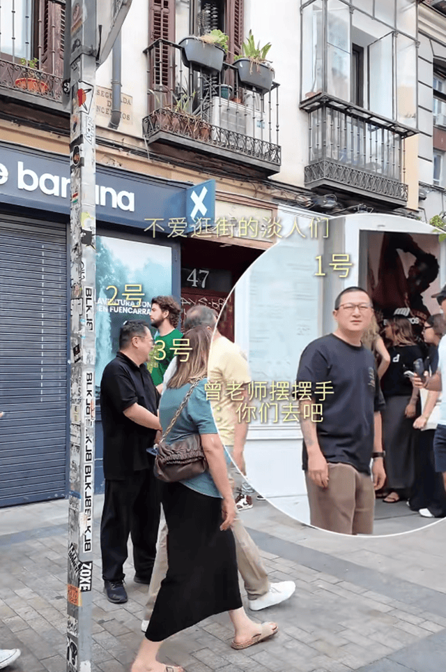 梅婷一家6口国外度假，亲哥露面在大学当老师，嫂子比梅婷还年轻