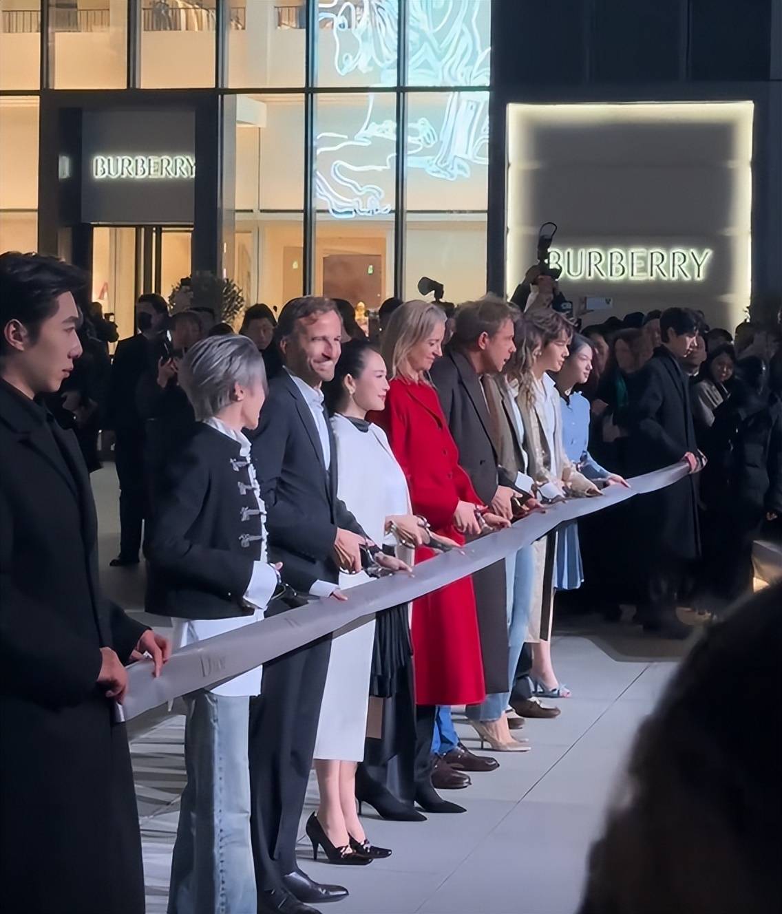 章子怡没想到，迪奥这次妖艳四射的自己，竟败给全裹出镜的郑钦文