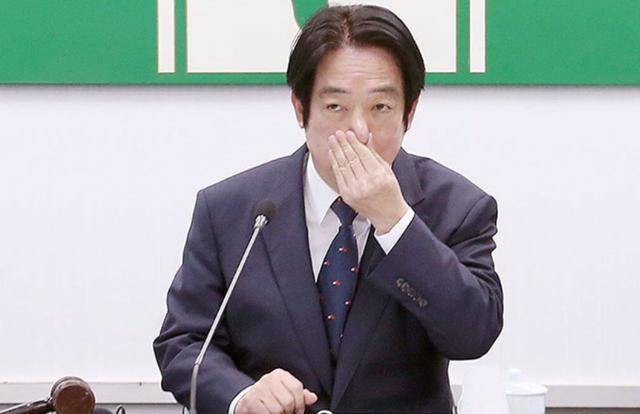 台当局剑指王毅：锁定7000次也没用，解放军没废话，数百舰艇教做人