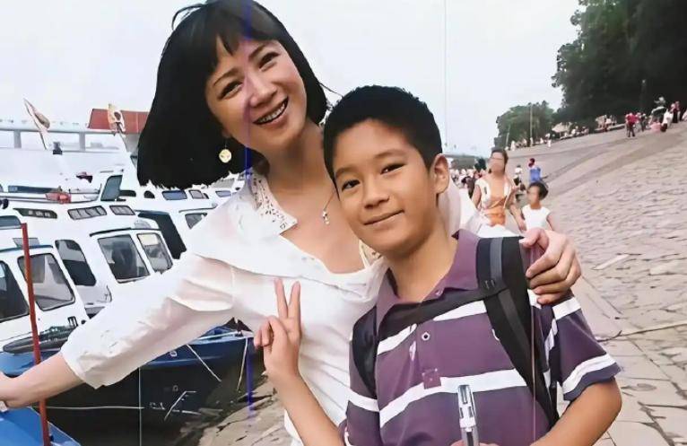 61岁演员何晴去世,好友公开住院照,瘦了很多,变化太大难认出