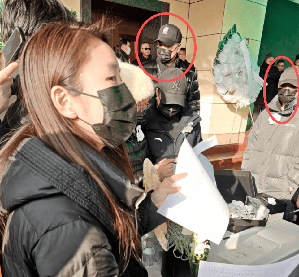 何晴告别式现场曝光!前夫许亚军疑似现身,跟儿子站一起神情哀伤