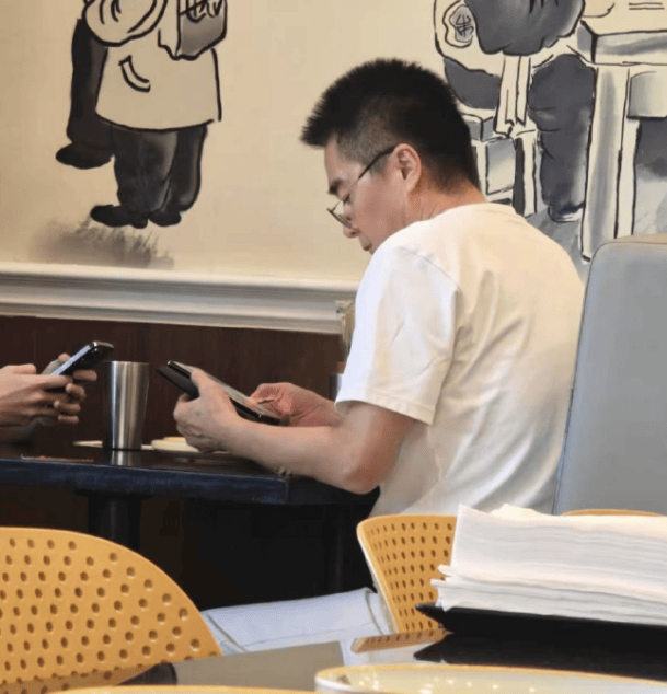 许亚军疑似在美国遭偶遇 前妻何晴15日举行告别仪式