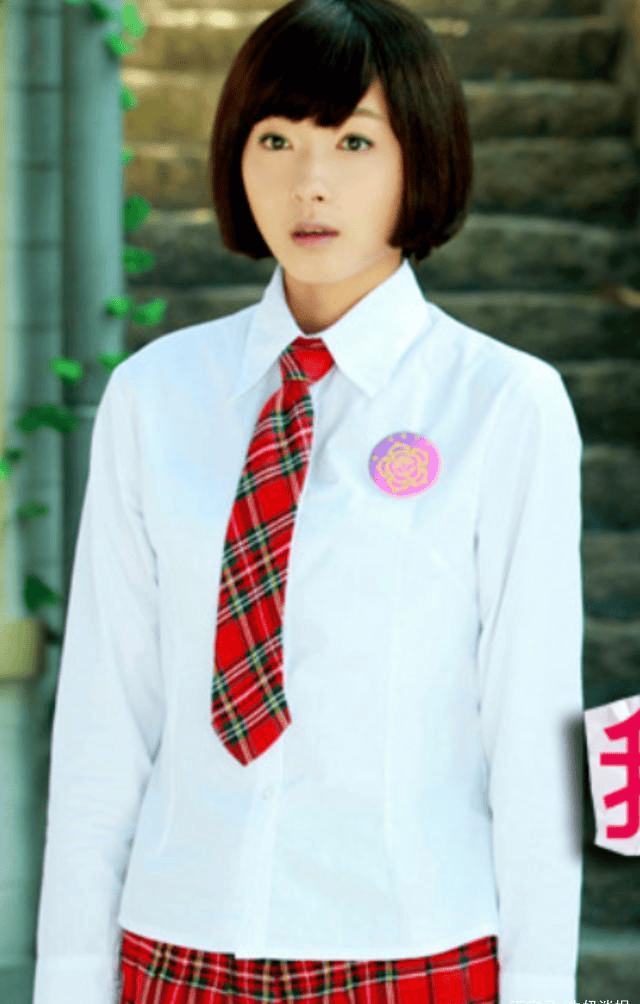 万茜自曝上学时没人追，看清她的校服照后，网友：这谁敢追啊！