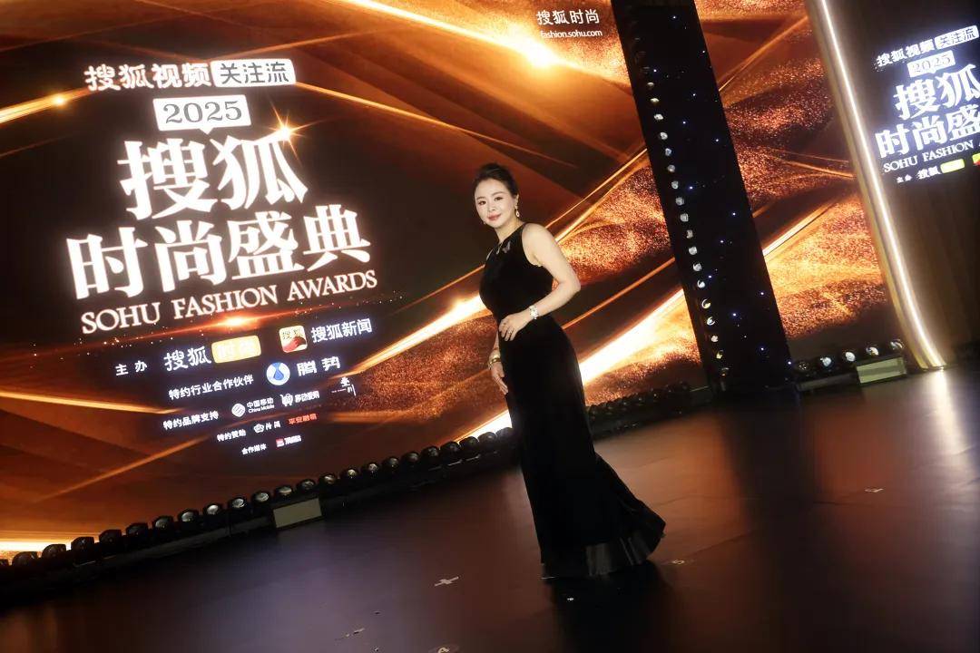 zoty中欧搜狐红毯谁赢了？75岁刘晓庆状态震撼全家和胡兵走创意秀场绝了～