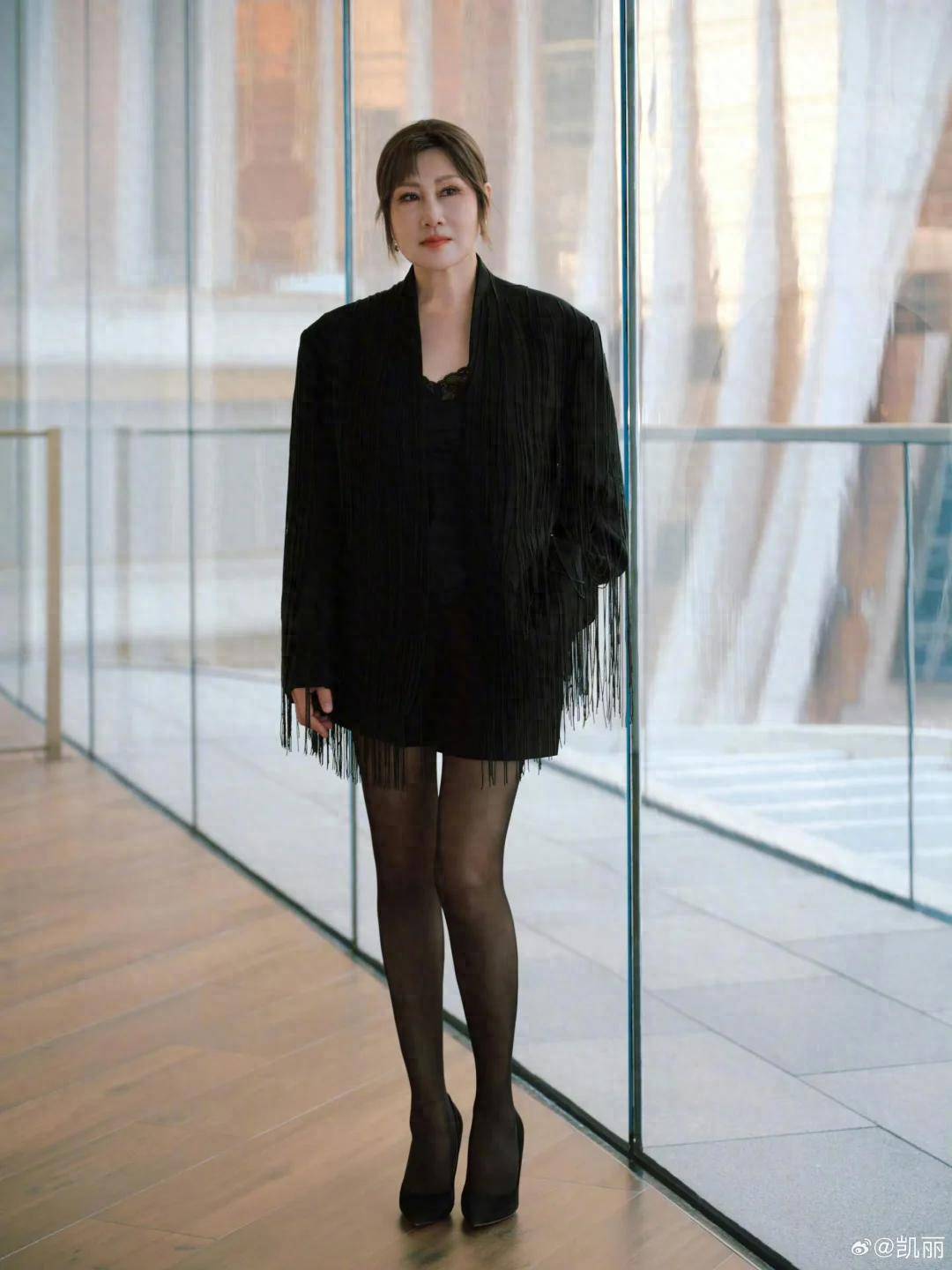 63岁张凯丽，穿小高跟黑丝袜露大腿被说不得体，但又网友很喜欢