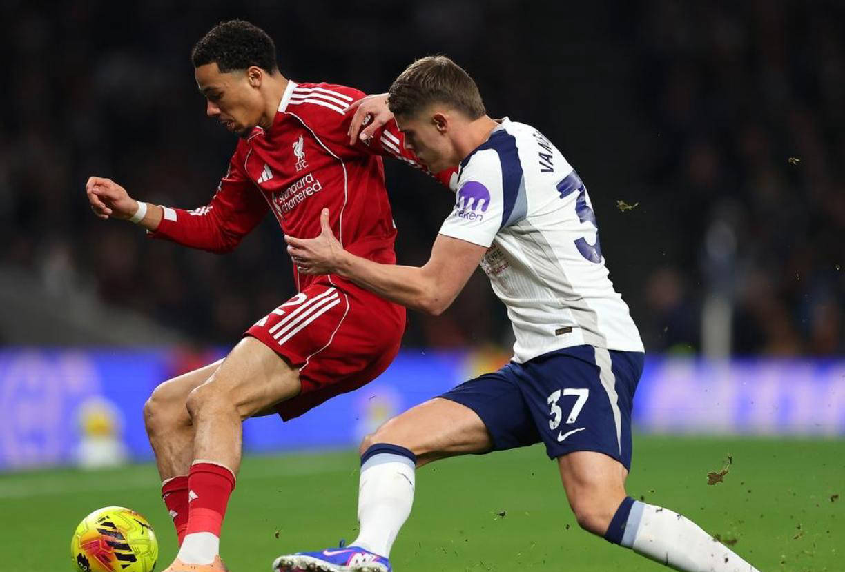 精彩纷呈英超联赛免费高清直播+实时赛程+积分预测（2025赛季全覆盖）的2-1大战：两人染红利物浦主力崛起3轮狂揽5球震撼英超