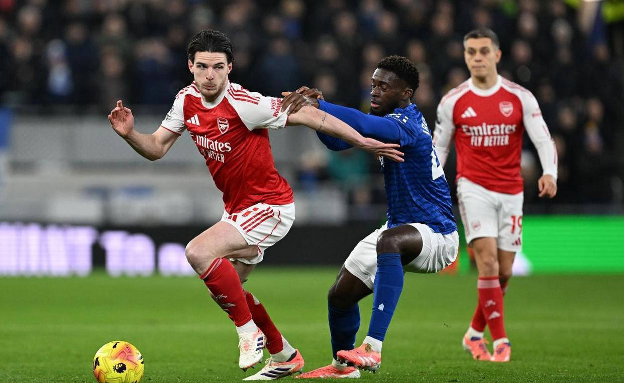 英格兰足球超级联赛英超最新积分榜揭晓：阿森纳力压曼城重回榜首利物浦紧追切尔西争欧冠席位