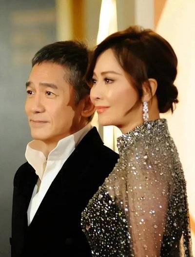 60岁刘嘉玲回苏州参加同学会，合影状态超年轻：50年师生情越陈越醇