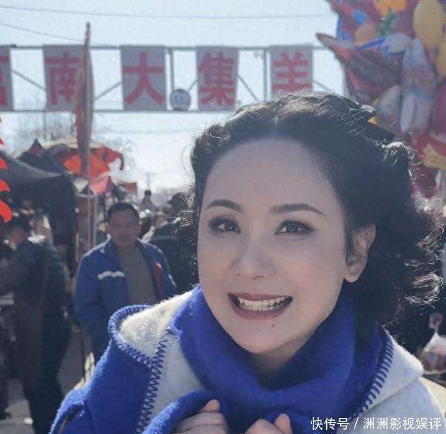 郭晓冬老婆赶山东大集，穿3万大衣买3块钱糖葫芦，像刚进城