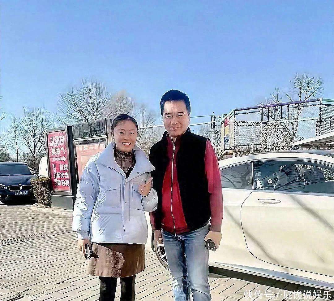 何晴头七，61岁许亚军红卫衣加身现身北京，状态松弛心情颇佳