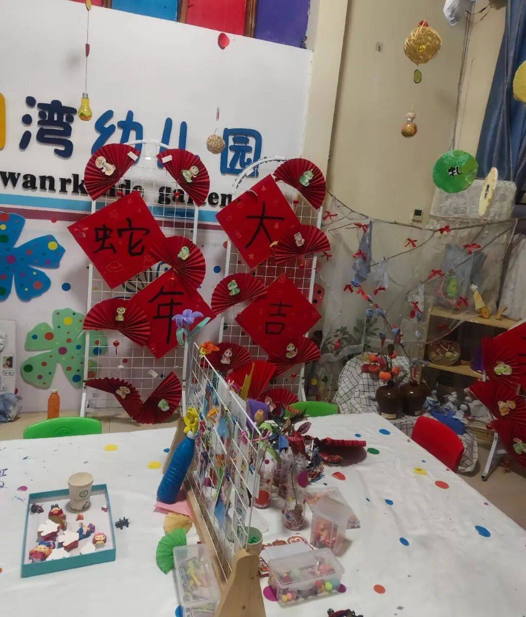 江西幼儿园8人坠塘，园长丈夫在配合警方调查中；坠塘车辆是私家车，园内有两辆19座校车