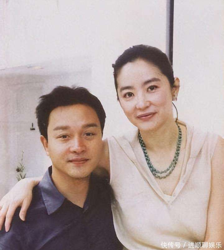 71岁的林青霞追星成功！晒出了与姜涛的合照，两次获亚洲首帅