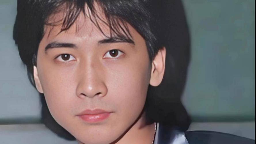 65岁齐秦现状，定居美国，娶小24岁女粉丝为妻，和儿子合照像爷孙