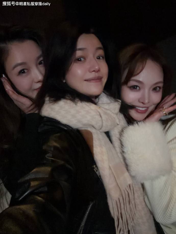 陈妍希周扬青罕见同框！两人怼脸拍照过圣诞节，皮肤状态都很棒