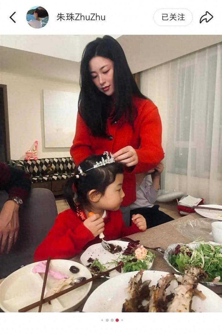朱珠圣诞晒美照！和女儿穿红毛衣亲子装超喜庆，搂老公甜到齁