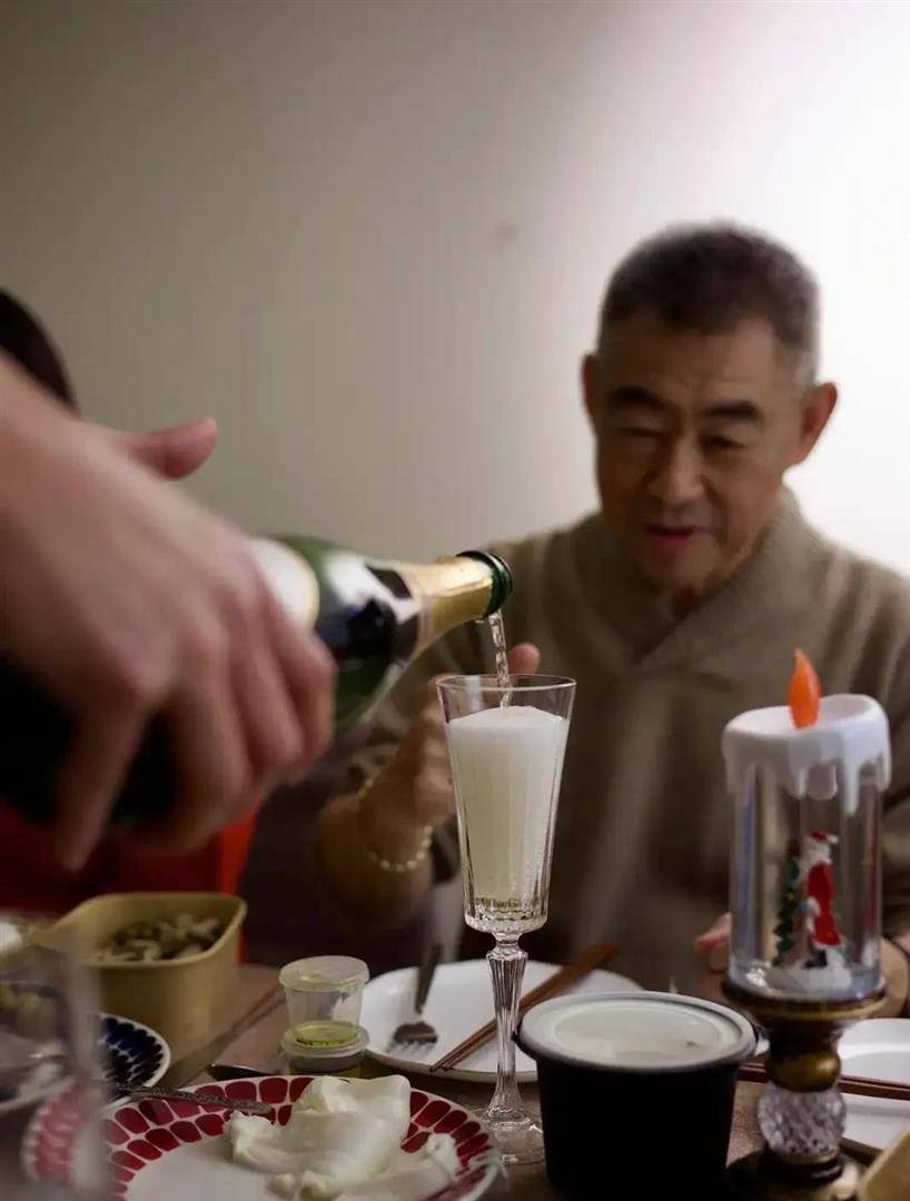 朱珠圣诞晒美照！和女儿穿红毛衣亲子装超喜庆，搂老公甜到齁