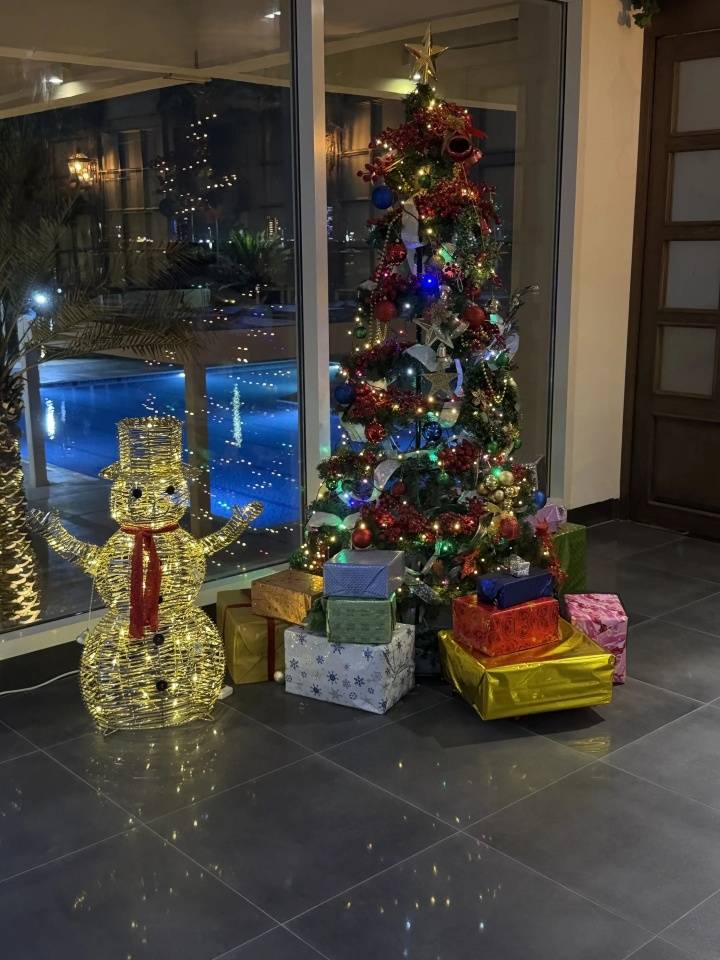 原创             U22国足训练后游迪拜！海港铁卫偶遇巴萨新星，王钰栋穿热刺球衣