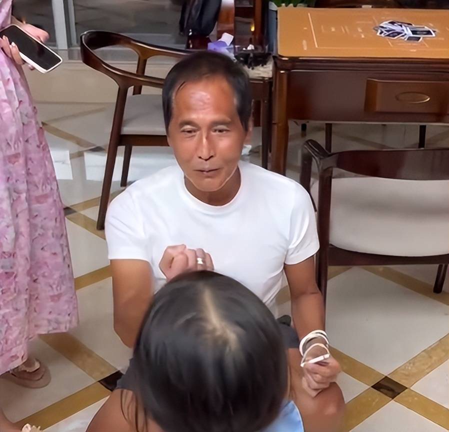 65岁齐秦现状，定居美国，娶小24岁女粉丝为妻，和儿子合照像爷孙