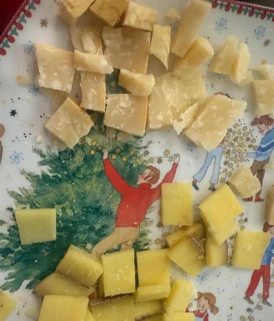 朱珠圣诞晒美照！和女儿穿红毛衣亲子装超喜庆，搂老公甜到齁