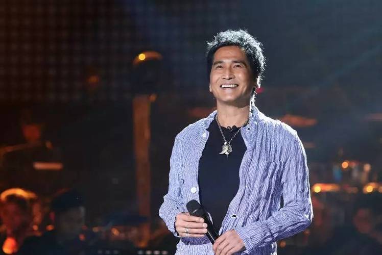 65岁齐秦现状，定居美国，娶小24岁女粉丝为妻，和儿子合照像爷孙