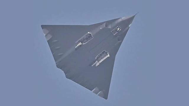 这也太快了，第三架歼-36原型机首飞，赶着圣诞给美国“送礼”来了