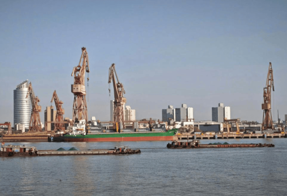 中国海军新型巨舰曝光，火力堪比055，美军的设想，又被中国实现