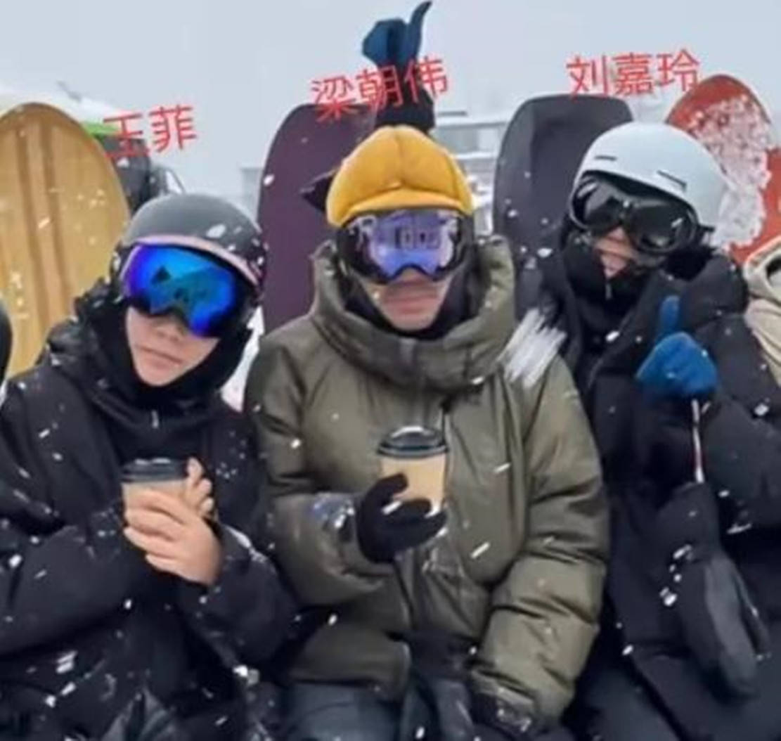 李嫣用餐被偶遇,大冬天穿短袖气血足,身材和体态在人群中好出挑