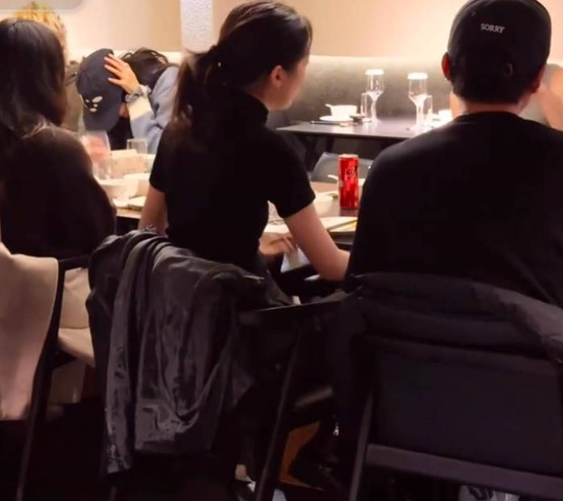 李嫣用餐被偶遇,大冬天穿短袖气血足,身材和体态在人群中好出挑