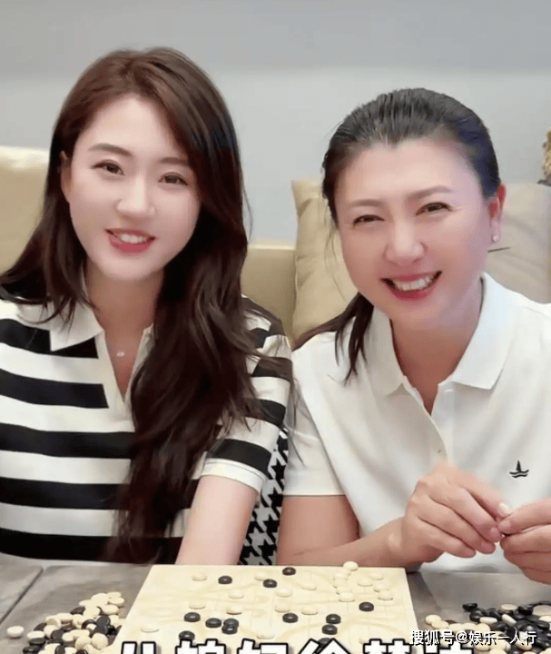 闫学晶哭穷后续：关闭评论，儿子账号私密！衣帽间能打球却喊穷？她犯了个致命错误