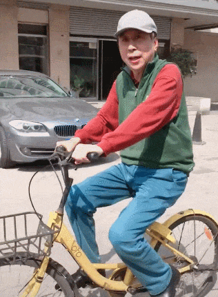 68岁冯巩近况曝光!住100平小房,衣服纸箱乱堆,口罩反复用引热议