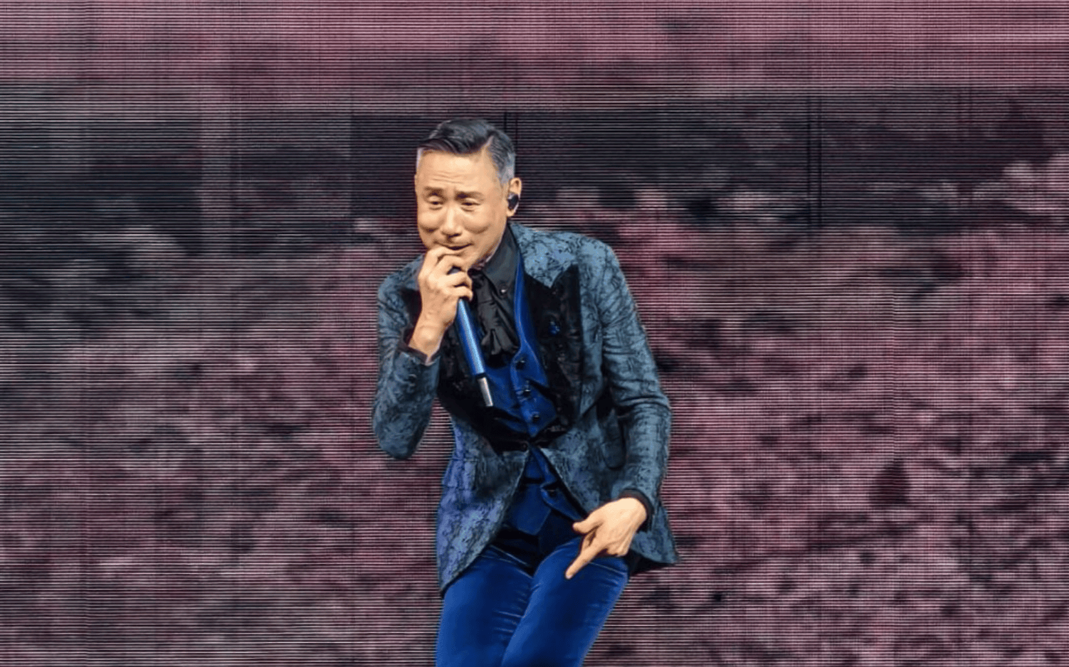 张学友演唱会看哭了：红馆动情缅怀梅艳芳，唱到破音也不降调