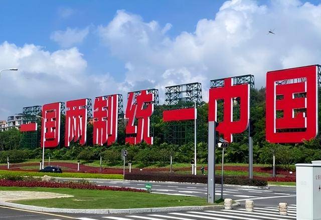 歼-16咬尾台军F-16V，052D强势压制台舰！赖清德还能撑多久？