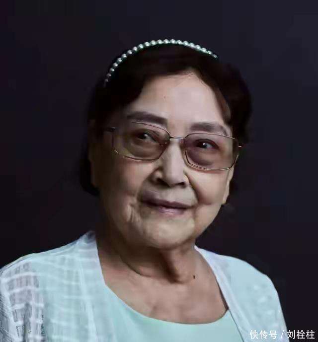 她被称为中国最美女演员，少将军衔，如今90岁活成这样