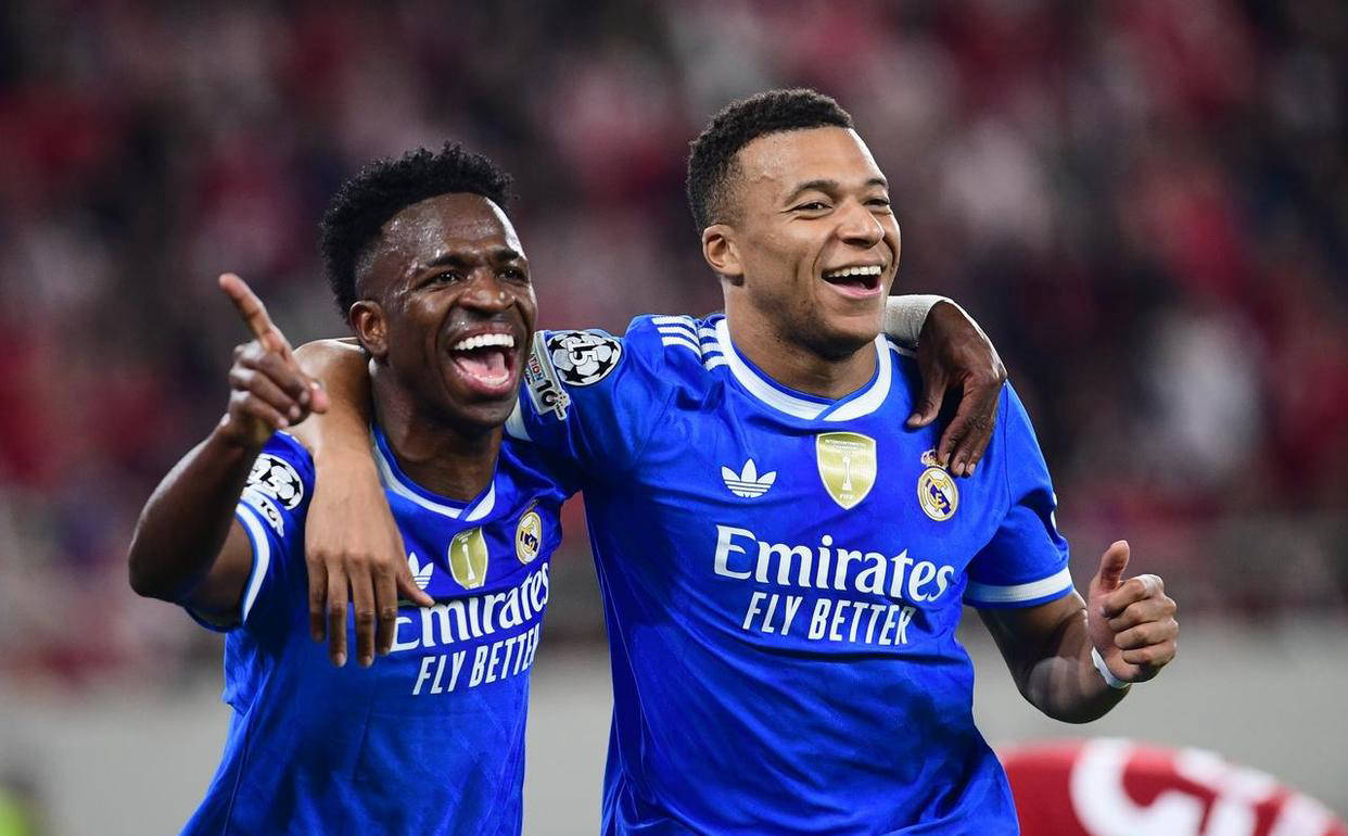 皇马落后巴萨4分今夜再传争冠噩耗球迷感叹：龙哥遮羞布不见了西班牙足球甲级联赛