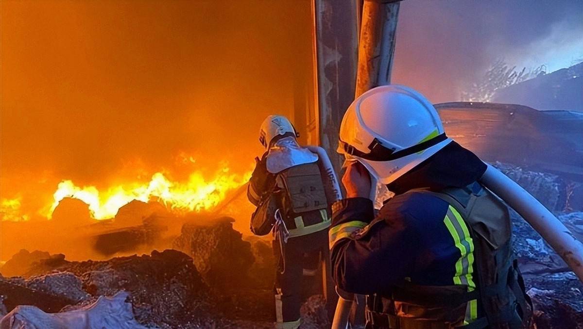 俄军开启大规模复仇！炸烂敖德萨，突袭乌克兰2艘巨轮，乌指挥官称不该让士兵送死