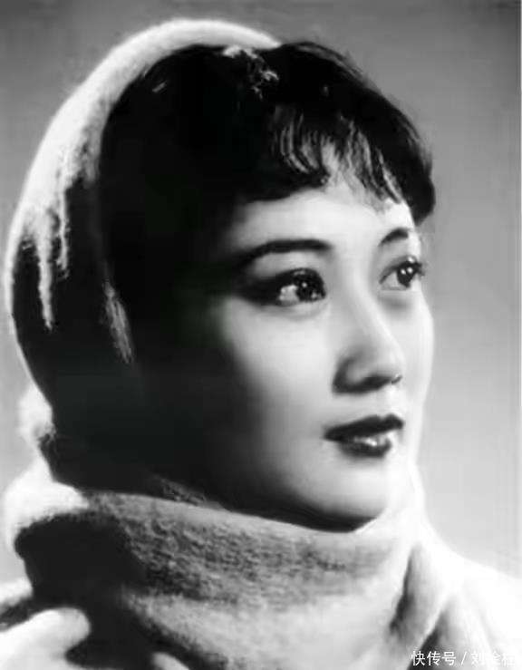 她被称为中国最美女演员，少将军衔，如今90岁活成这样