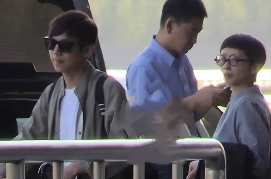 墙倒众人推!人民网怒斥、保姆举报51岁无妻无子的何炅还是崩溃了