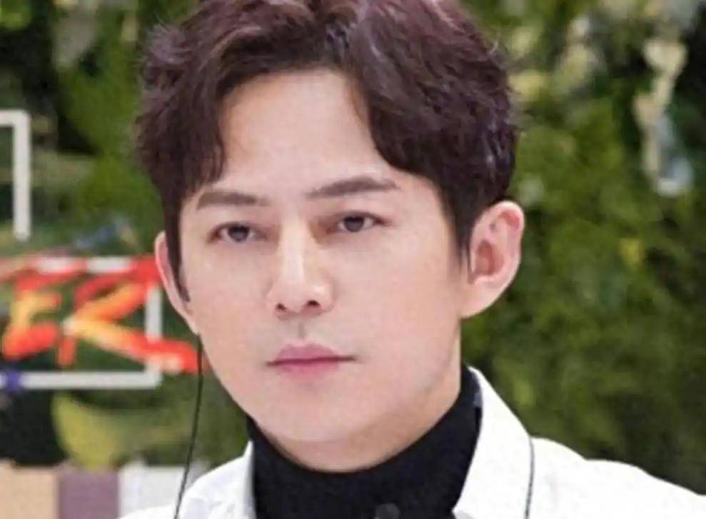 墙倒众人推!人民网怒斥、保姆举报51岁无妻无子的何炅还是崩溃了