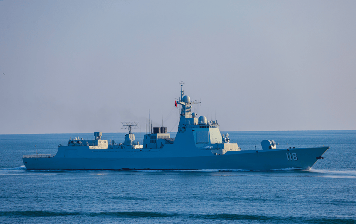 两舰近距对峙，乌鲁木齐舰强硬警告，台军“班超”无还手之力
